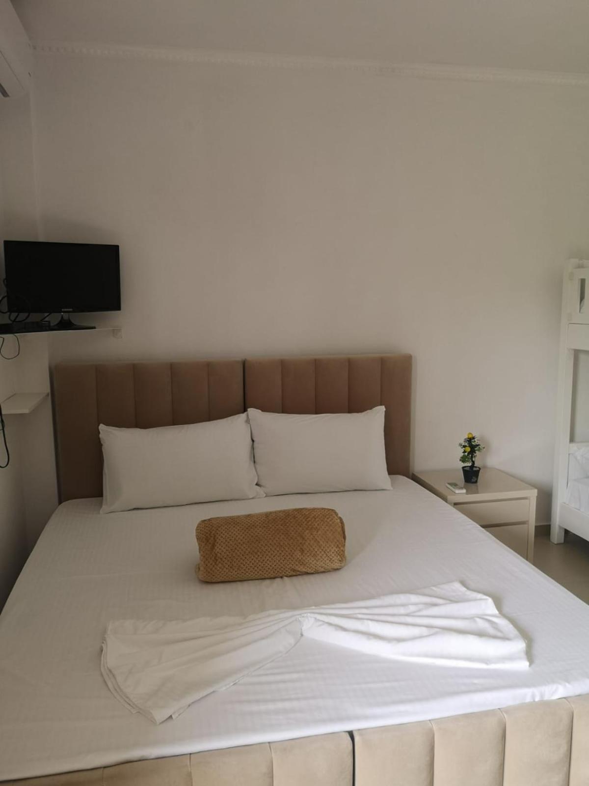 Guest House Emi 培拉特 外观 照片