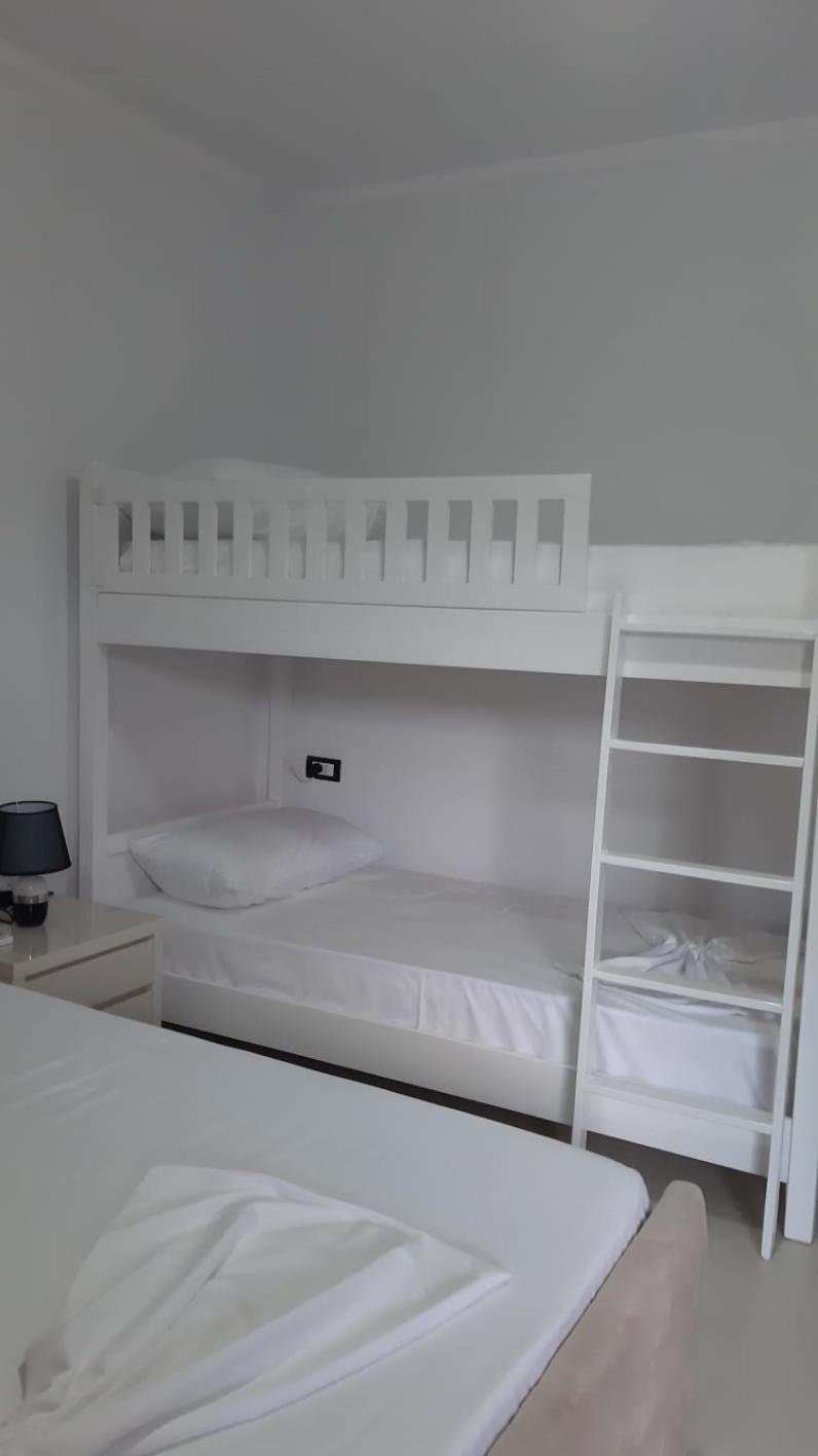 Guest House Emi 培拉特 外观 照片
